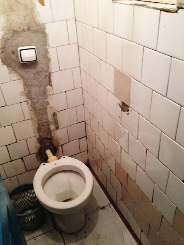 Banheiro de um hotel na Rua Dino Bueno, sem assento nem papel higiênico