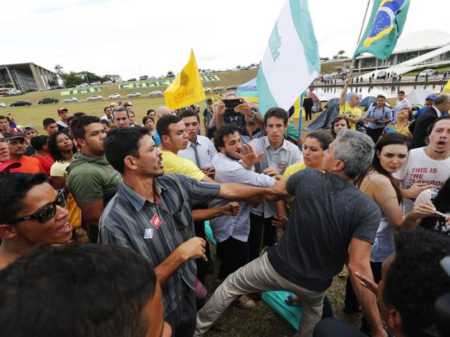 Integrantes do MTST entram em confronto com manifestantes pró impeachment no gramado em frente ao Congresso Nacional em Brasília (DF) - 28/10/2015