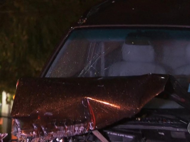 Veículo furtado pelos menores de idade fica destruído após colisão. Um menino de 10 anos foi morto pela polícia militar na ação
