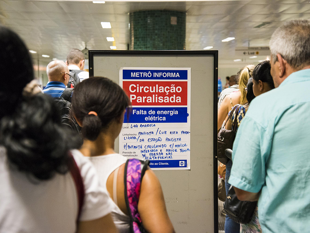 Movimentação na Estação República da Linha 4-Amarela do metrô de São Paulo, durante apagão nesta segunda-feira (19)