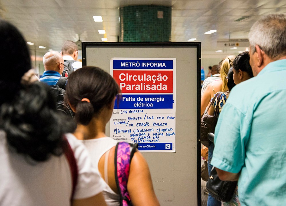 Movimentação na Estação República da Linha 4-Amarela do metrô de São Paulo, durante apagão nesta segunda-feira (19)
