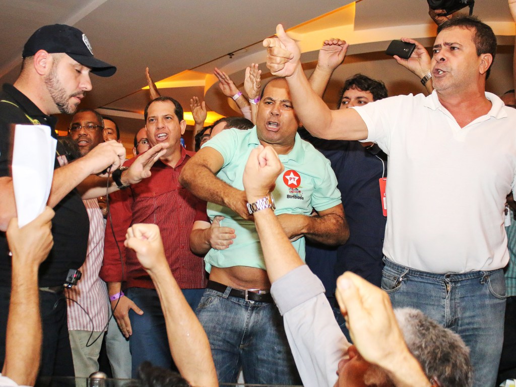 Tumulto envolvendo grupos que pedem o impeachment da presidente Dilma Rousseff e militantes do PT, no hotel Pestana, onde acontece o 5º Congresso Nacional do partido em Salvador - 11/06/2015