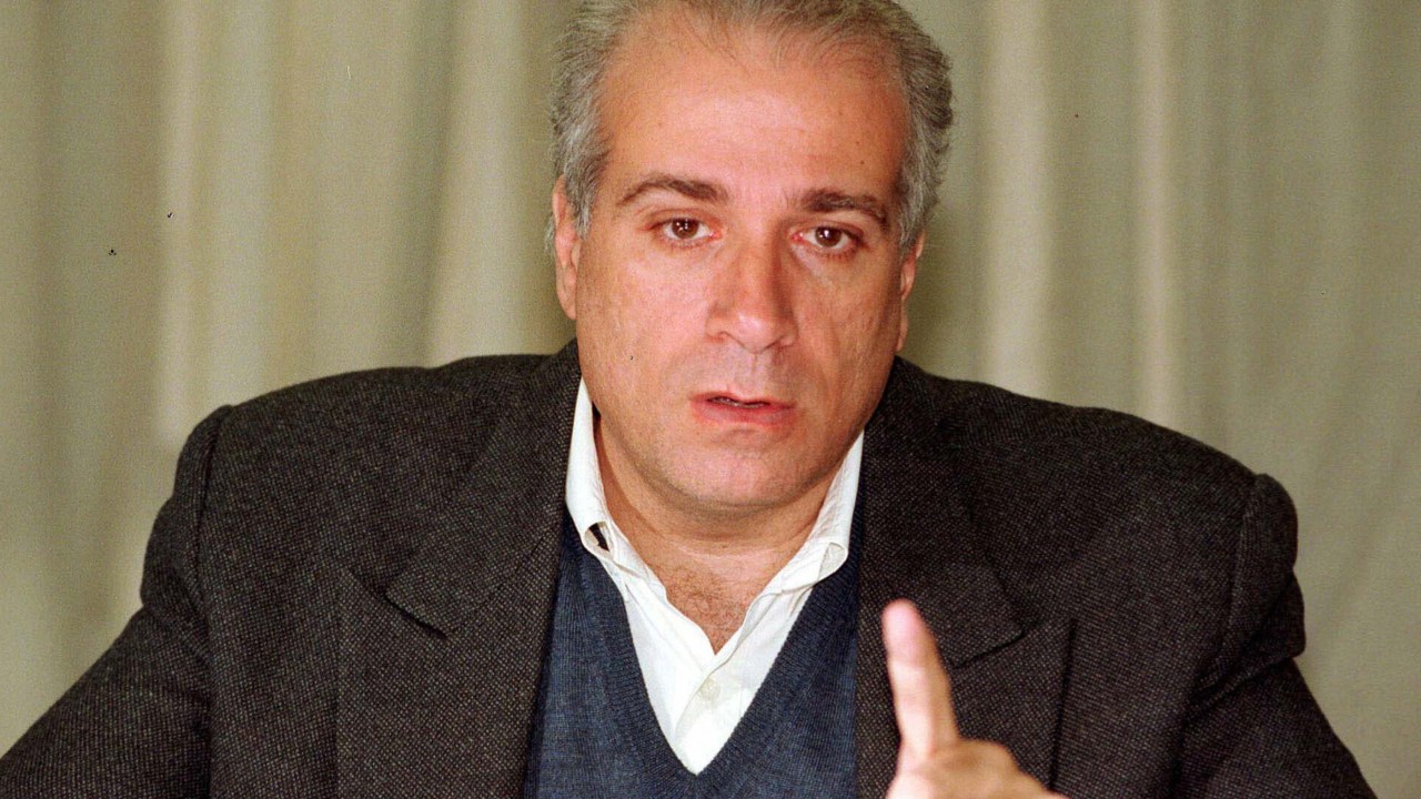 Celso Daniel, então prefeito de Santo André, em entrevista coletiva sobre escândalo de corrupção no PT em 1997