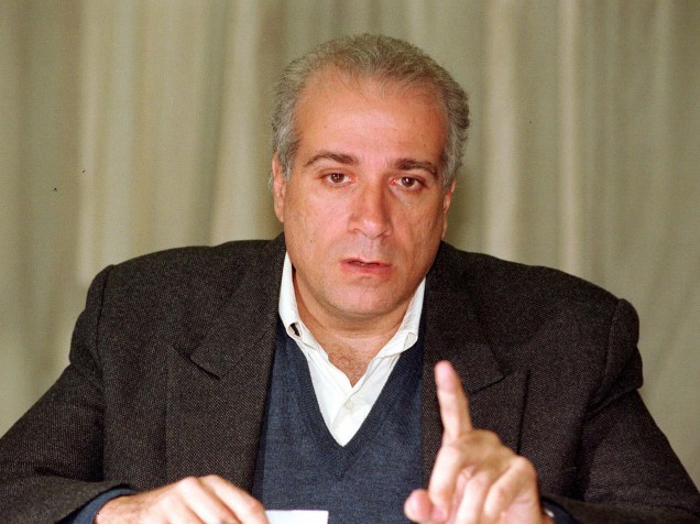 Celso Daniel, então prefeito de Santo André, em entrevista coletiva sobre escândalo de corrupção no PT em 1997