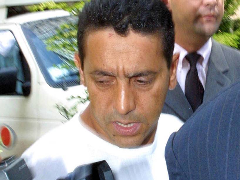 O empresário Sergio Gomes da Silva, conhecido como o Sombra, que estava com o prefeito de Santo André, Celso Daniel, no momento em que ele foi sequestrado, sendo conduzido para prestar depoimento