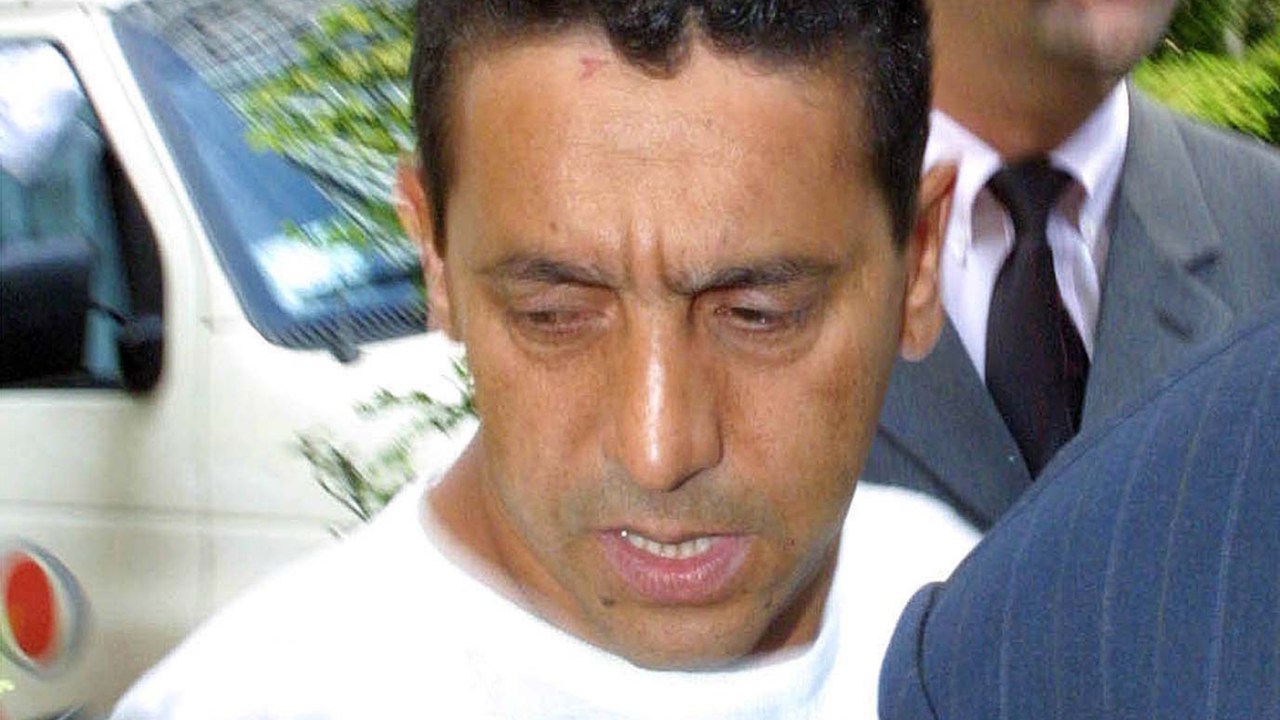 O empresário Sergio Gomes da Silva, conhecido como o Sombra, que estava com o prefeito de Santo André, Celso Daniel, no momento em que ele foi sequestrado, sendo conduzido para prestar depoimento