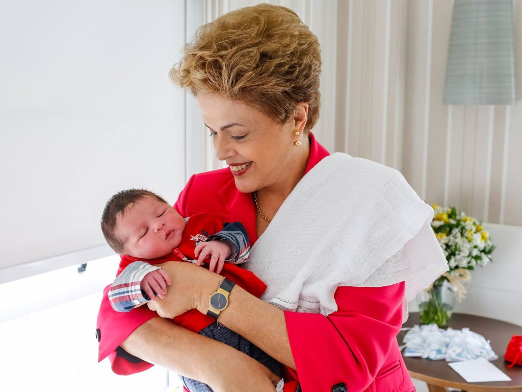 Presidente Dilma Rousseff posta foto em rede social apresentando seu neto Guilherme