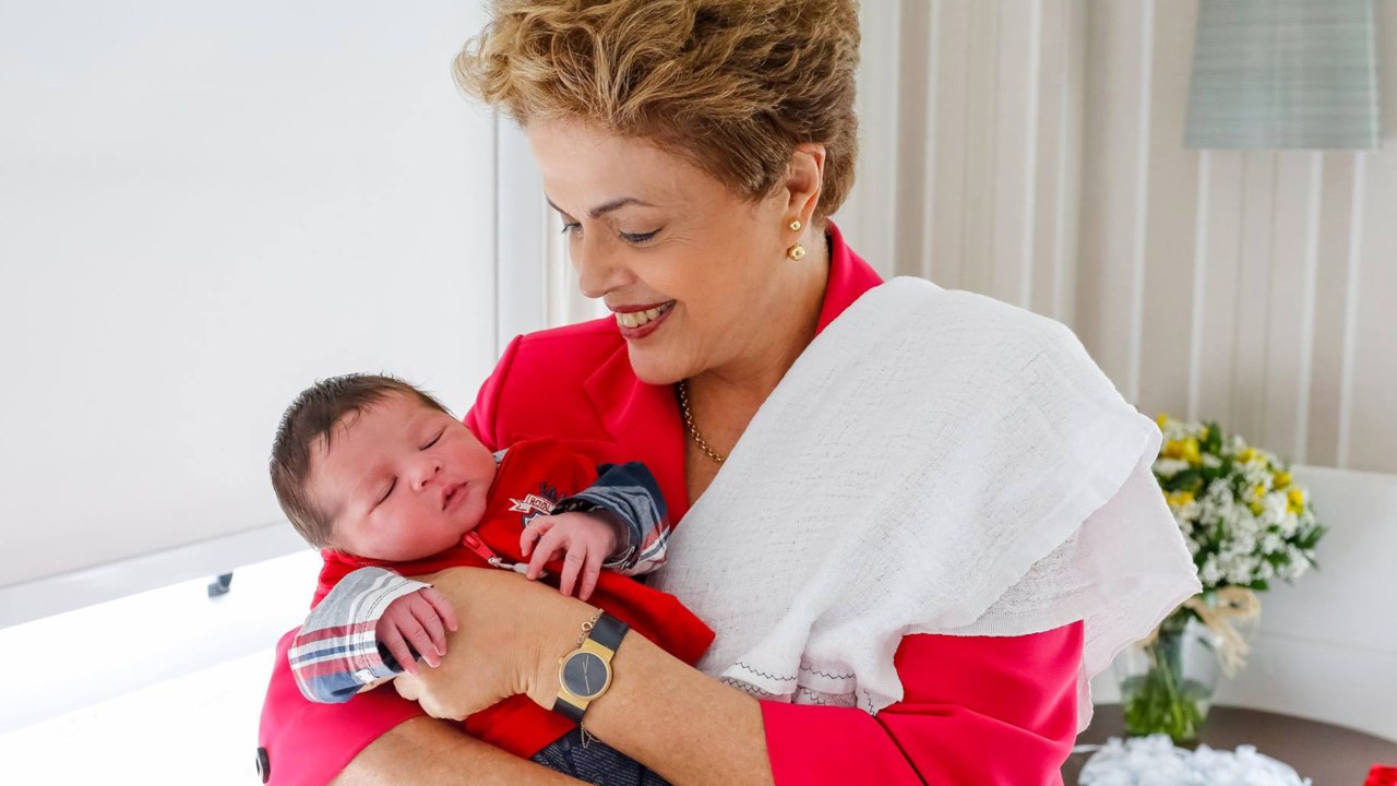 Presidente Dilma Rousseff posta foto em rede social apresentando seu neto Guilherme