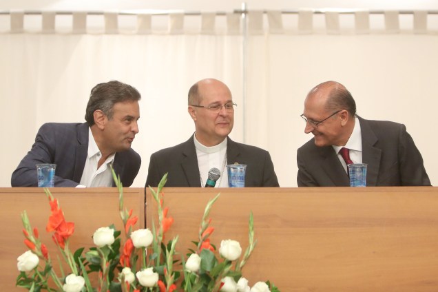 O candidato à Presidência da República, Aécio Neves (PSDB), o bispo auxiliar da Arquidiocese de Aparecida, Darci Nicioli, e o governador de São Paulo, Geraldo Alckmin, no Santuário Nacional de Aparecida