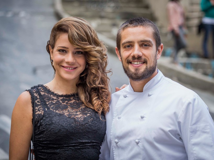 A personagem Cristina (Leandra Leal) junto com Vicente (Rafael Cardoso), em Império