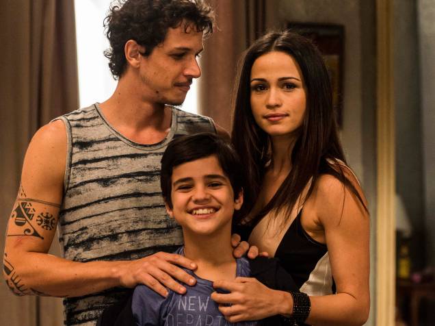 Os personagens, Elivaldo (Rafael Losso), Tuane (Nanda Costa) e Victor (Adriano Alves), em Império
