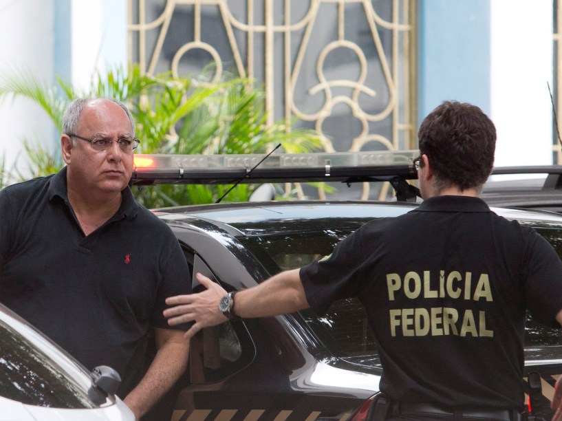O ex-diretor de serviço da Petrobras, Renato Duque, chega a sede da Polícia Federal no Rio - 14/11/2014