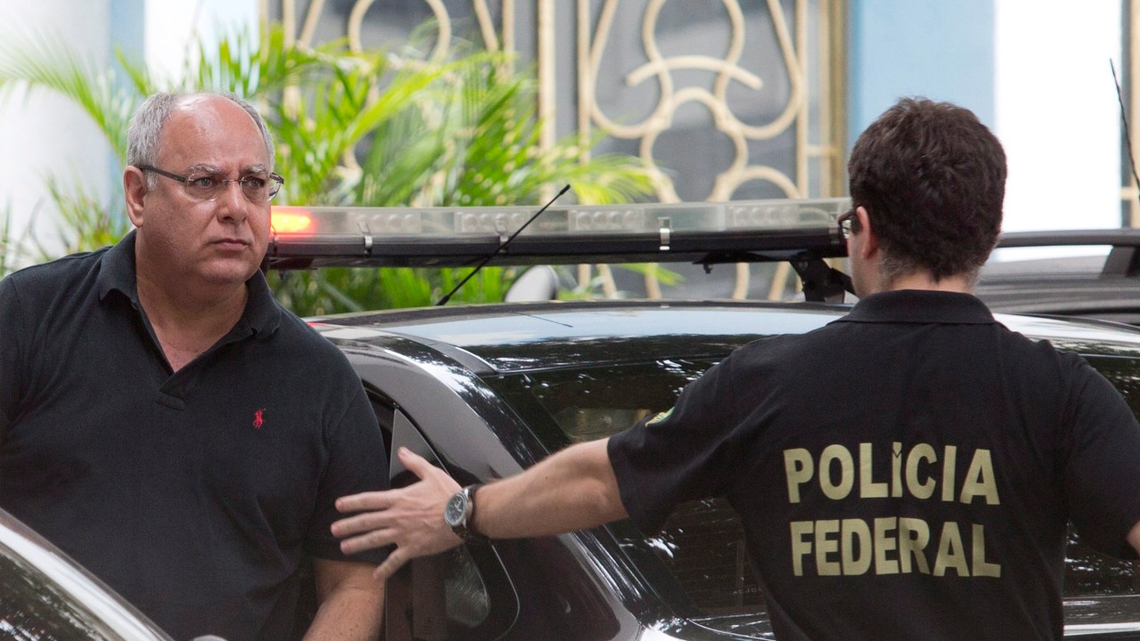 O ex-diretor de serviço da Petrobras, Renato Duque, chega a sede da Polícia Federal no Rio - 14/11/2014