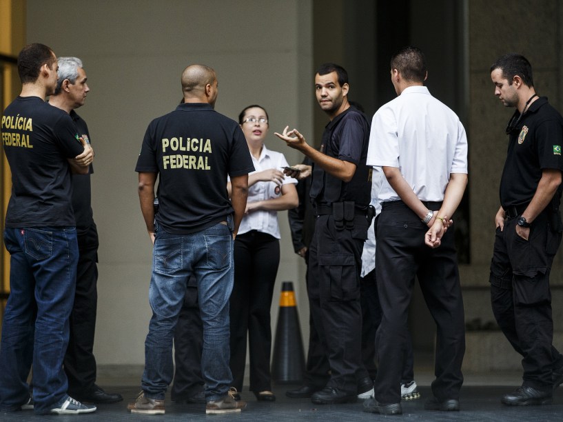 Agentes da PF e da Receita Federal em frente ao prédio onde fica o escritório da construtora Camargo Correa, na avenida Brigadeiro Faria Lima, em Pinheiros (SP). A Polícia Federal cumpre nesta sexta-feira mandados de prisão e de busca e apreensão durante Operação Lava Jato - 14/11/2014