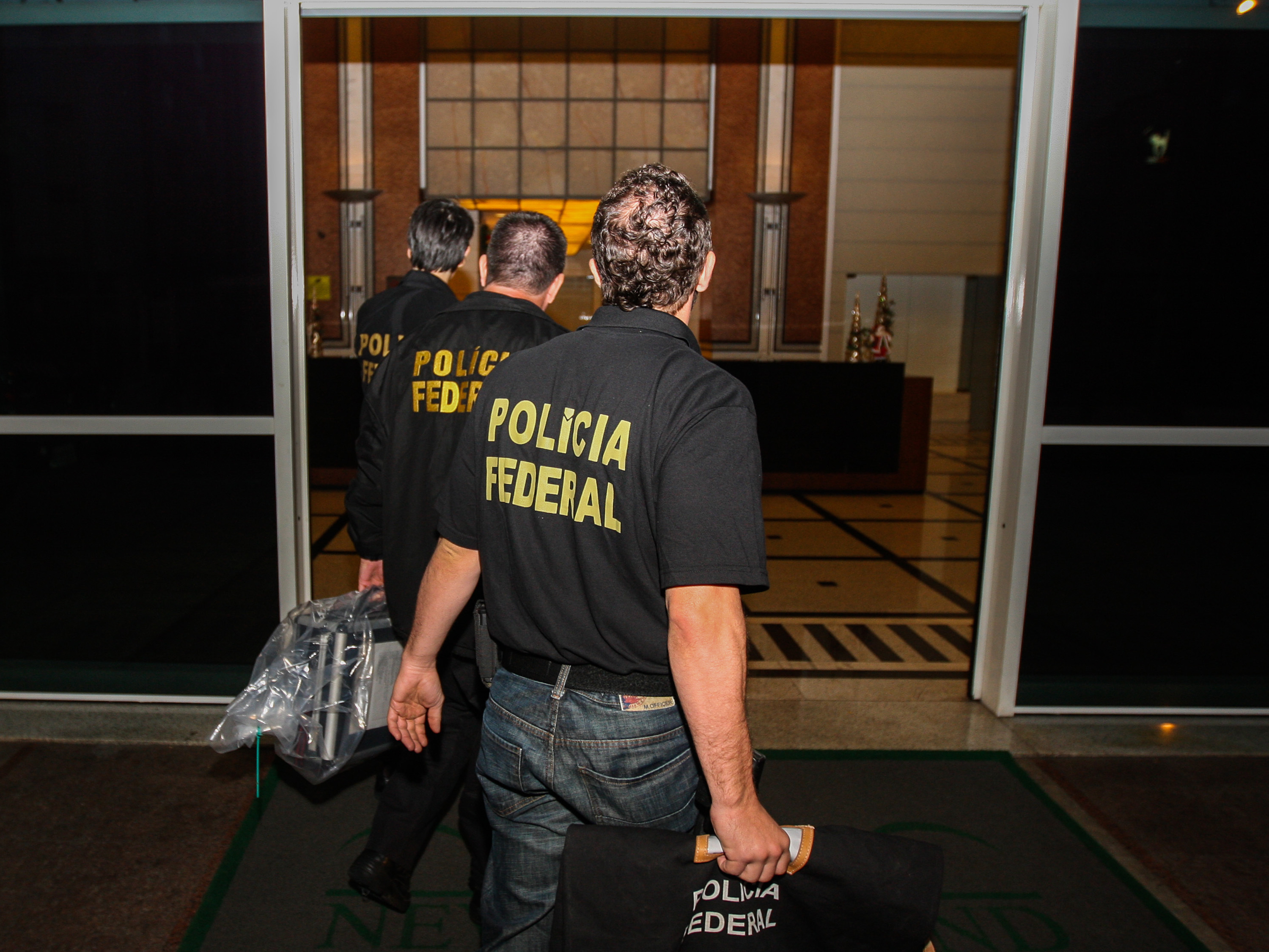 Agentes da PF e da Receita Federal em frente ao prédio onde fica o escritório da construtora OAS na região central de São Paulo. A Polícia Federal cumpre nesta sexta-feira mandados de prisão e de busca e apreensão durante Operação Lava Jato - 14/11/2014