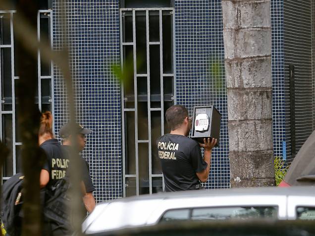 Em Brasília, agentes chegam com material apreendido e um cofre na Superintendência da Polícia Federal - 14/11/2014
