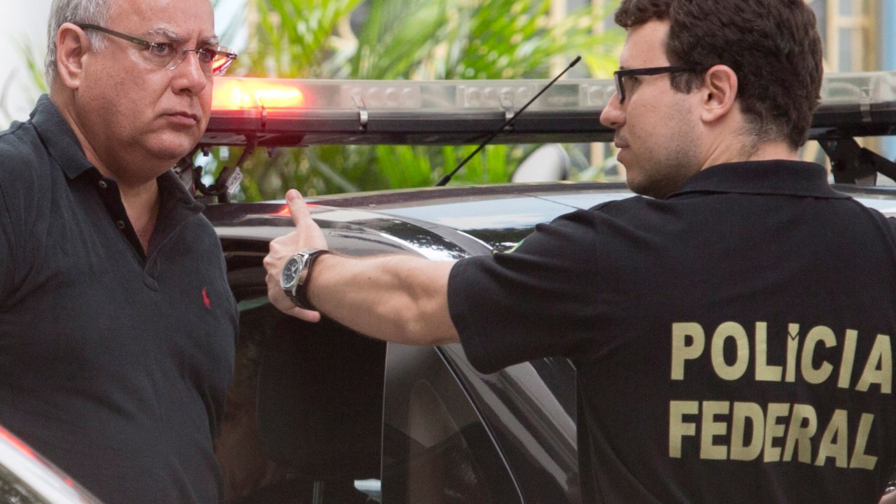 O ex-diretor de serviço da Petrobras, Renato Duque, chega a sede da Polícia Federal no Rio - 14/11/2014