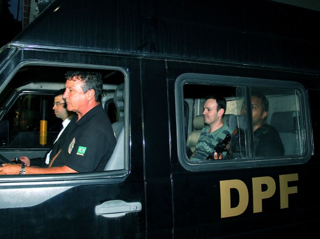 Carro com presos na Operação Lava Jato deixa a Polícia Federal do Rio de Janeiro em direção ao aeroporto Antônio Carlos Jobim, de onde embarcarão para Curitiba - 14/11/2014