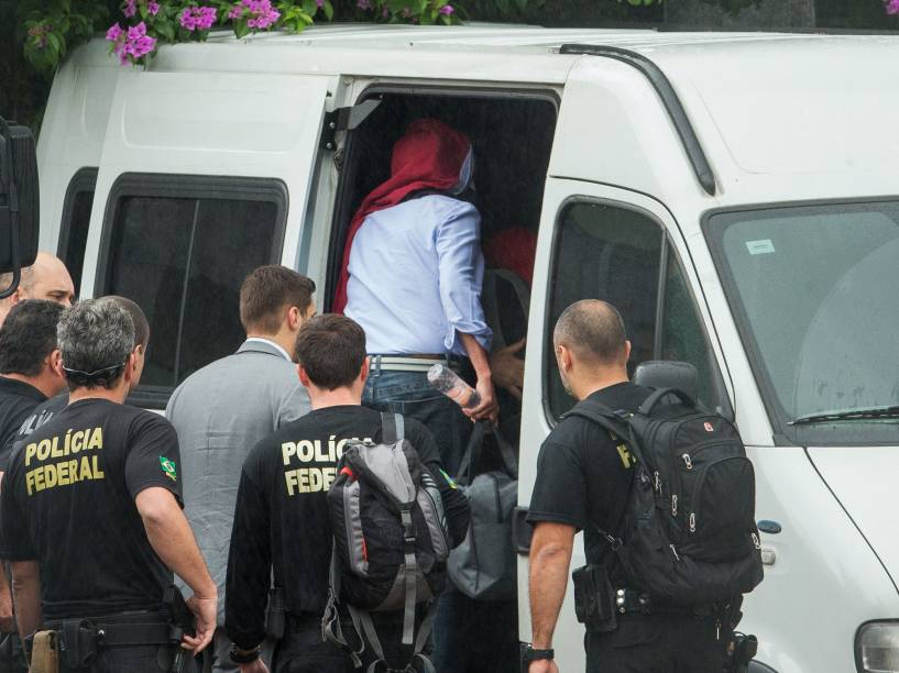 Presos na Operação Lava Jato deixam a Superintendência Regional da Polícia Federal em São Paulo, no bairro da Lapa e partem em direção à Curitiba