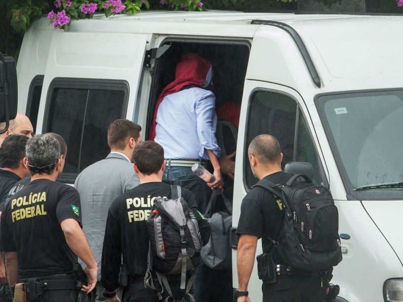 Presos na Operação Lava Jato deixam a Superintendência Regional da Polícia Federal em São Paulo, no bairro da Lapa e partem em direção à Curitiba