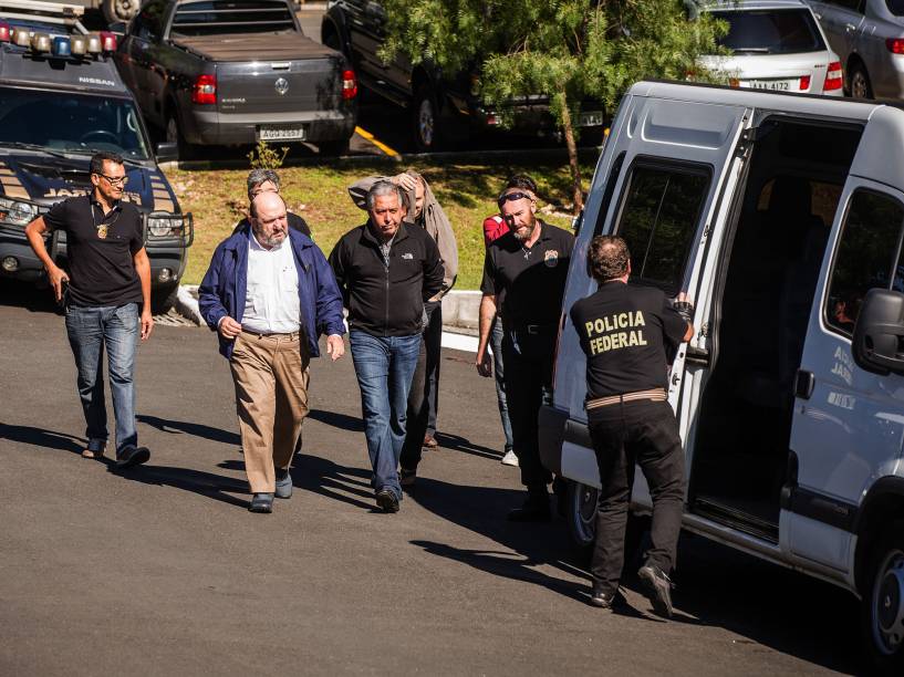 Presos na operação Lava Jato deixam a sede da Policia Federal com destino ao IML da cidade de Curitiba para fazer o exame de corpo de delito