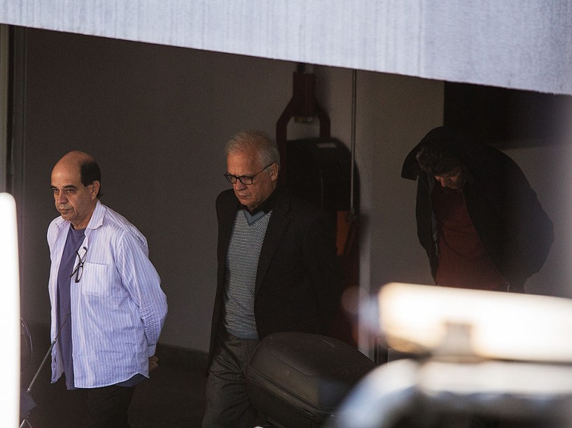 Presos na operação Lava Jato deixam a sede da Policia Federal com destino ao IML da cidade de Curitiba para fazer o exame de corpo de delito