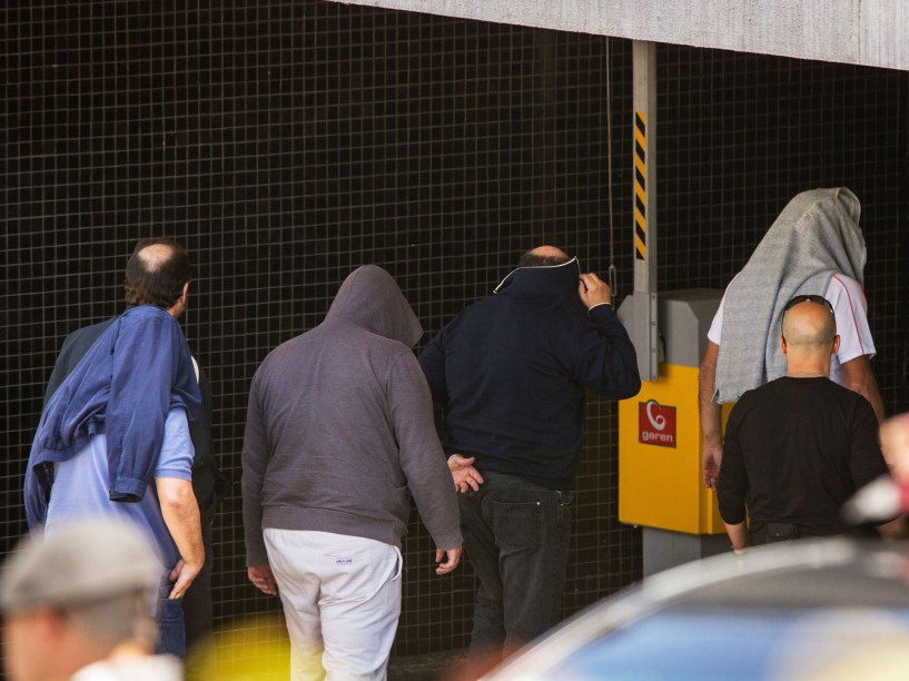 Presos na operação Lava Jato chegam à sede da Policia Federal após a saída para o IML da cidade de Curitiba para fazer o exame de corpo de delito
