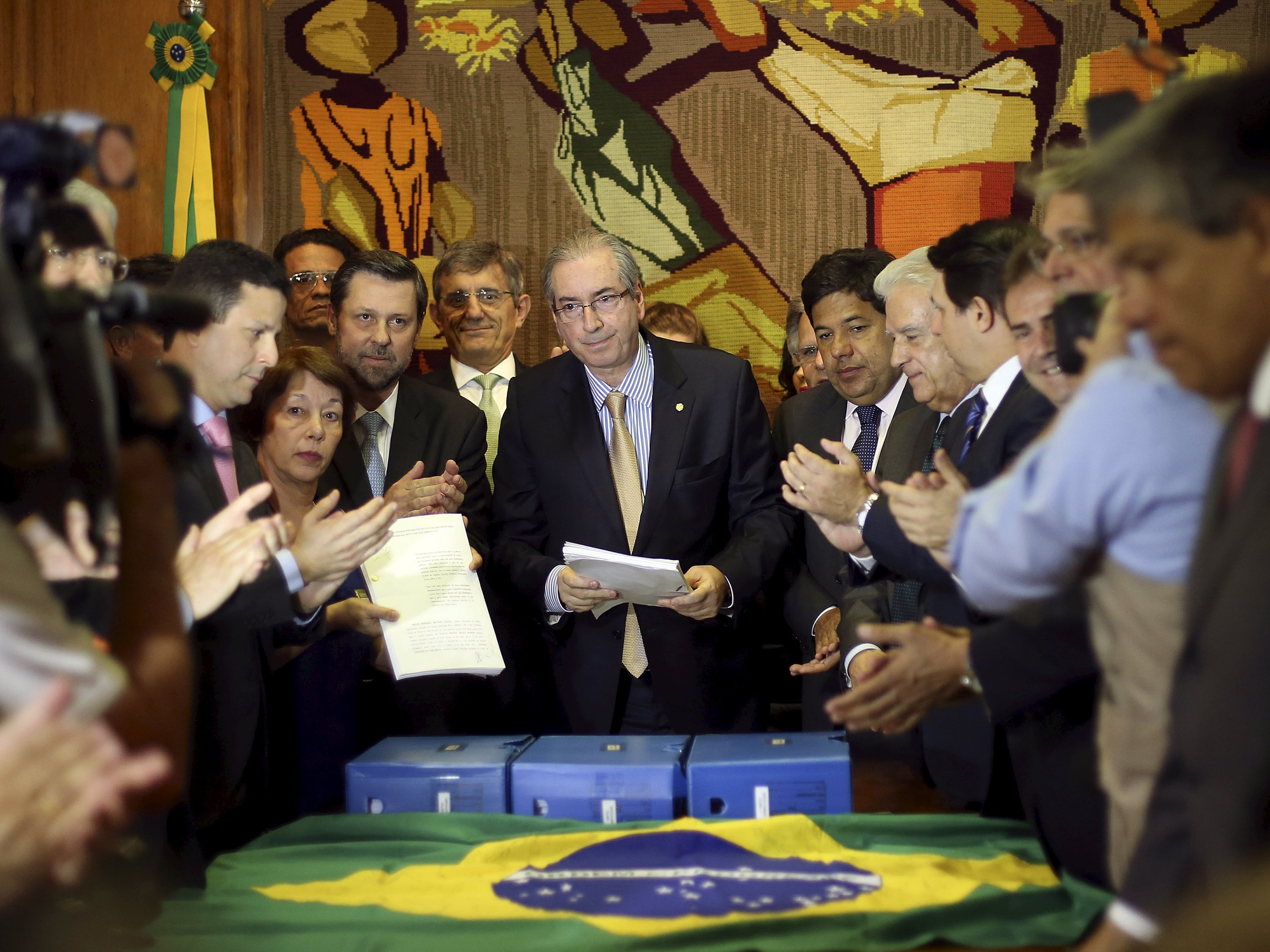 O presidente da Câmara dos Deputados Eduardo Cunha recebe nova petição para o impeachment da presidente Dilma Rousseff de advogados de oposição no Congresso Nacional, em Brasília - 21/10/2015