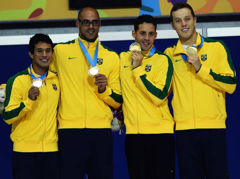 Equipe do revezamento 4x200 livre masculino comemora o ouro nos Jogos Pan-Americanos de Toronto