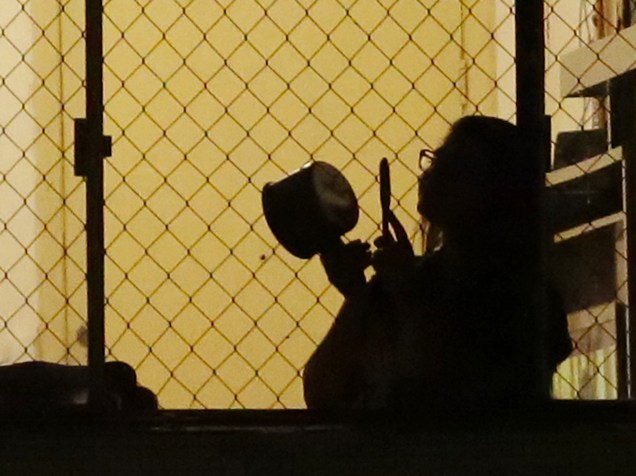 Moradores de edifício na avenida Nove de Julho, região central da capital paulista, fazem barulho batendo panelas e utilizando cornetas durante pronunciamento em rede nacional de televisão do PT - 06/08/2015