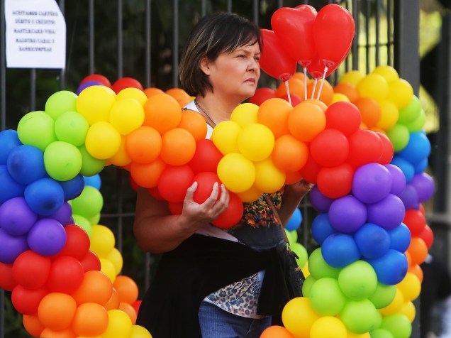 Mulher segura um coração feito com bexigas, durante a 20ª Parada do Orgulho LGBT, realizada na Avenida Paulista, em São Paulo (SP). O evento foi incluído recentemente no calendário oficial da cidade - 29/05/2016