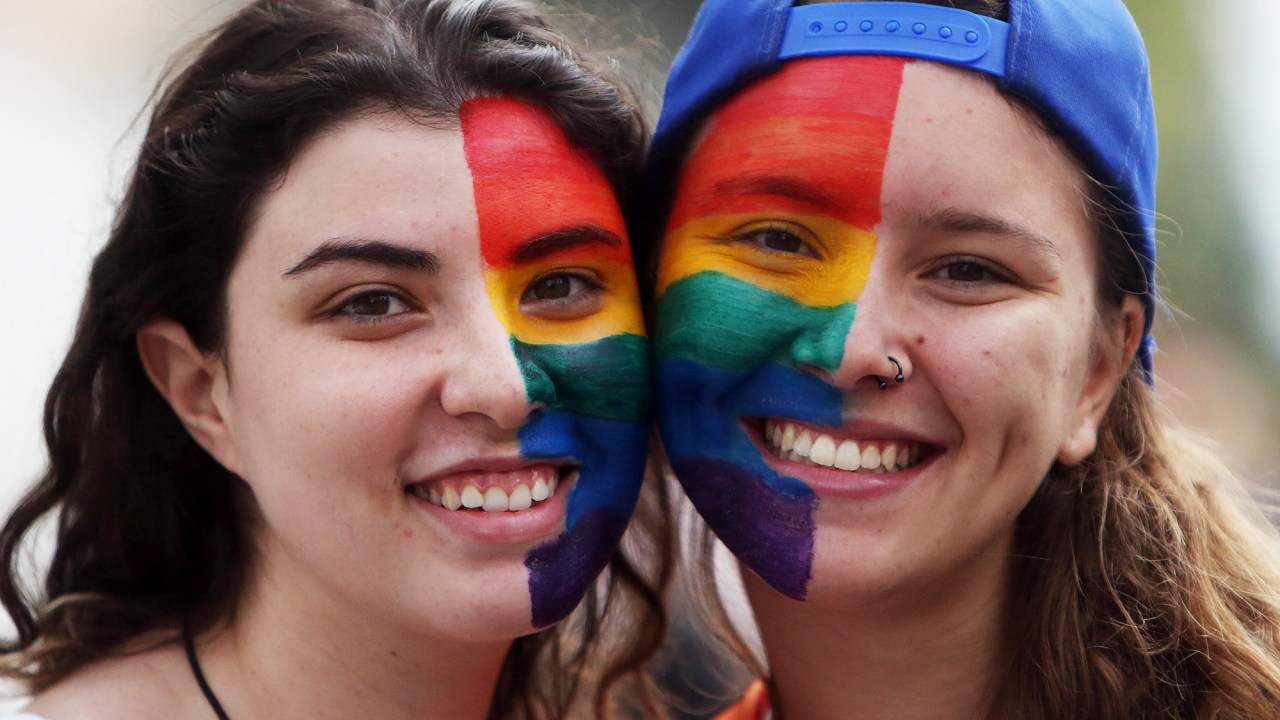 Público começa a chegar na Avenida Paulista, em São Paulo (SP), para a 20ª Parada do Orgulho LGBT. O evento foi incluído recentemente no calendário oficial da cidade - 29/05/2016