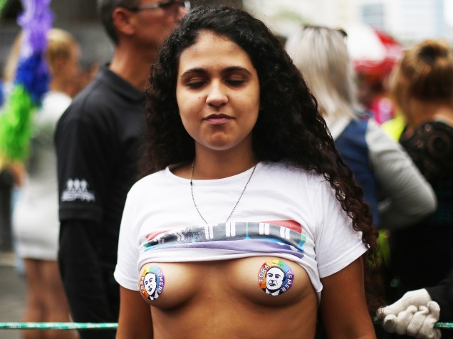 Mulher protesta contra o governo do presidente da República em exercício, Michel Temer, durante a 20ª Parada do Orgulho LGBT, realizada na Avenida Paulista, em São Paulo (SP). O evento foi incluído recentemente no calendário oficial da cidade - 29/05/2016
