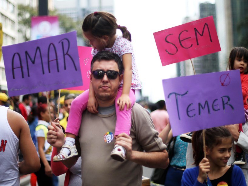 Público protesta contra o governo do presidente da República em exercício, Michel Temer, durante a 20ª Parada do Orgulho LGBT, realizada na Avenida Paulista, em São Paulo (SP). O evento foi incluído recentemente no calendário oficial da cidade - 29/05/2016