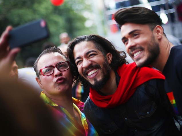 O deputado federal Jean Wyllys (centro), Dicesar (esq), e Alauri Corrêa (dir), durante a 20ª Parada do Orgulho LGBT de São Paulo, na Avenida Paulista - 29/05/2016