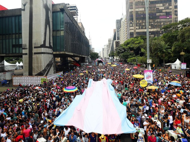 Multidão se reúne na Avenida Paulista, em São Paulo (SP), para participar da 20ª Parada do Orgulho LGBT. Segundo os organizadores, 2,5 milhões de pessoas devem participar do evento neste ano - 29/05/2016