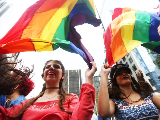 Participantes exibem bandeiras do movimento LGBT, durante a 20ª Parada do Orgulho LGBT de São Paulo - 29/05/2016