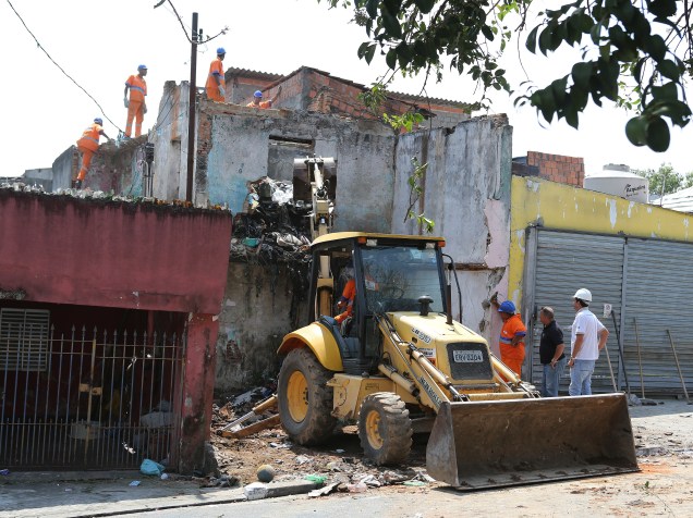 A Polícia Civil e o Corpo dos Bombeiros realizam buscas de corpos em dois imóveis vizinhos à casa do pintor Jorge Luiz Morais de Oliveira, na favela Alba, Jabaquara, zona Sul de São Paulo - 30/09/2015
