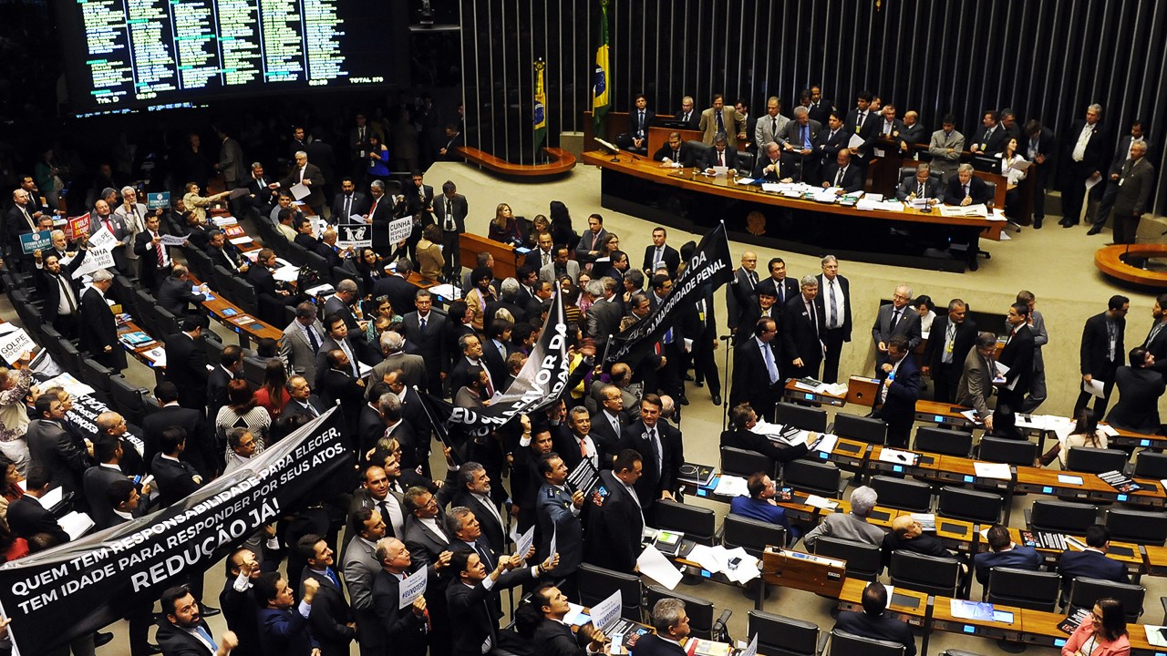 Sessão extraordinária destinada a continuar as votações da PEC da maioridade penal na Câmara dos Deputados - 01/07/2015