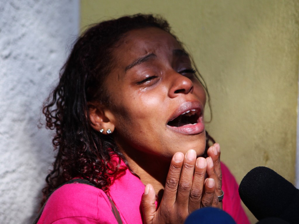 Cintia Ferreira Francelina, mãe do garoto de 10 anos, morto em confronto com policiais, chora ao chegar ao Instituto Médico Legal (IML), em São Paulo (SP)