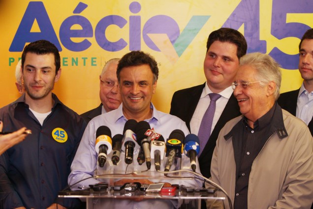 Candidato Aécio Neves (PSDB) e o ex-presidente FHC durante coletiva de imprensa, em São Paulo