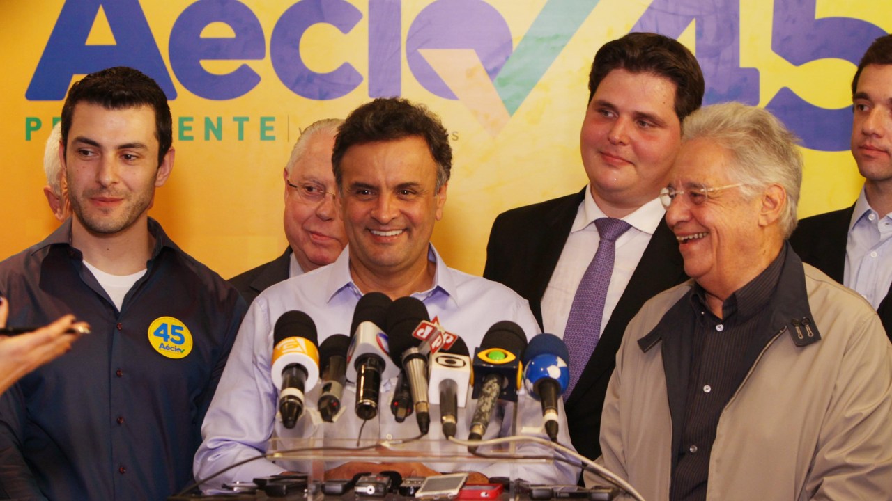 Candidato do PSDB à Presidência, Aécio Neves, e o ex-presidente Fernando Henrique Cardoso durante coletiva de imprensa, em São Paulo
