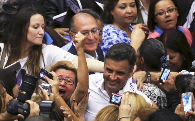 Em meio a tumulto, o candidato Aécio Neves e o governador do estado de São Paulo, Geraldo Alckmin, posam para fotos com eleitores durante campanha em São Paulo/SP - 19/09/2014