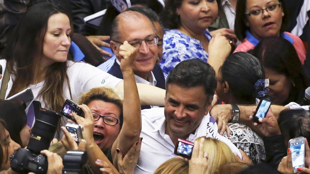 Em meio a tumulto, o candidato Aécio Neves e o governador do estado de São Paulo, Geraldo Alckmin, posam para fotos com eleitores durante campanha em São Paulo/SP - 19/09/2014