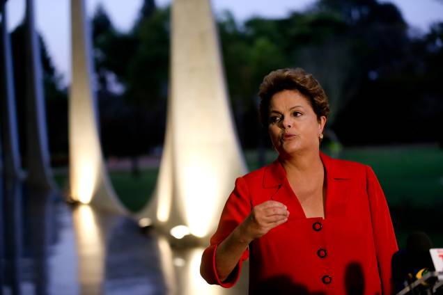 A candidata à Presidência da República, Dilma Rousseff (PT), concede entrevista a jornalistas no Palácio do Alvorada, em Brasília