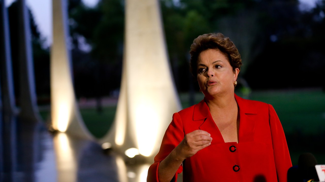 A candidata à Presidência da República, Dilma Rousseff (PT), concede entrevista a jornalistas no Palácio do Alvorada, em Brasília