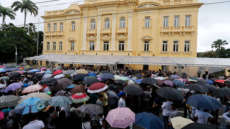 Uma multidão acompanha o velório de Eduardo Campos no palácio Campo das Princesas, sede do governo de Pernambuco