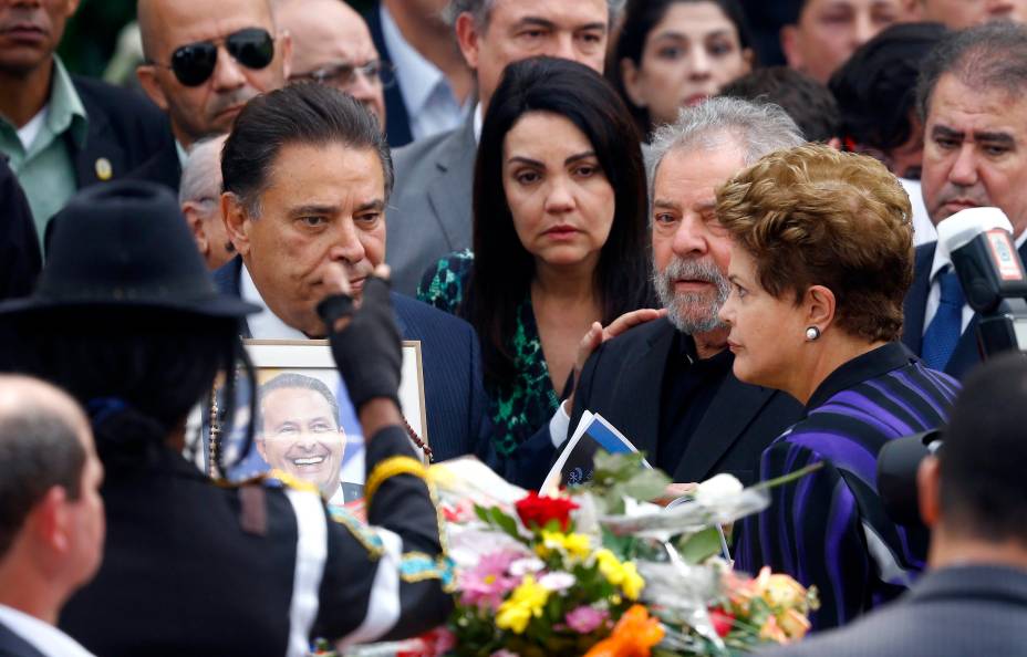 A presidente Dilma Roussef chega acompanhada do ex-presidente Lula para o velório de Eduardo Campos no Recife