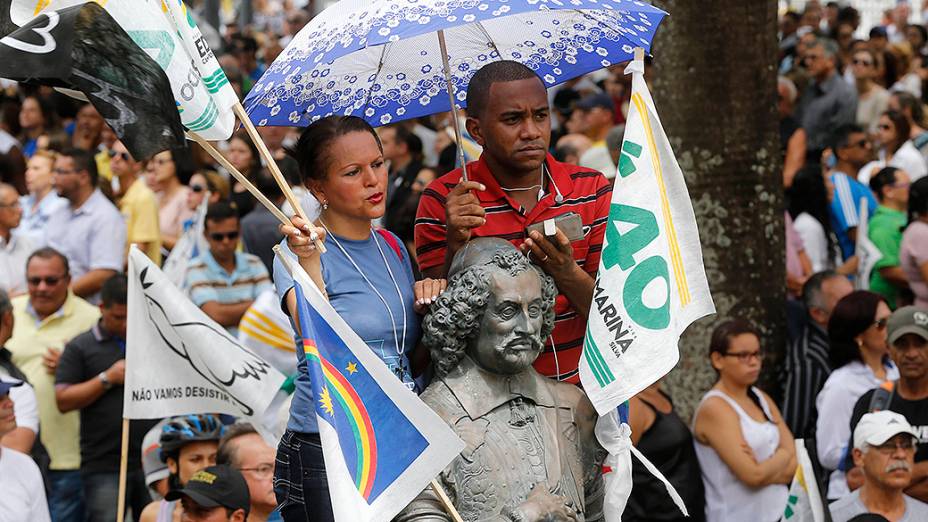 Multidão acompanha missa de corpo presente de Eduardo Campos na sede do governo de Pernambuco