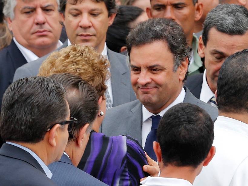 Aécio Neves e Dilma Rousseff se cumprimentam durante velório de Eduardo Campos no Recife